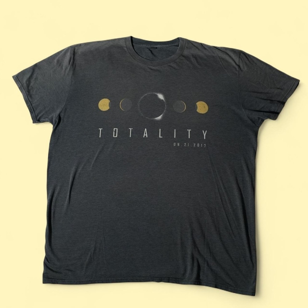 Vintage Preloved Totality Solar Eclipse Space Graphic Tee Size XL Grey Black GUC
